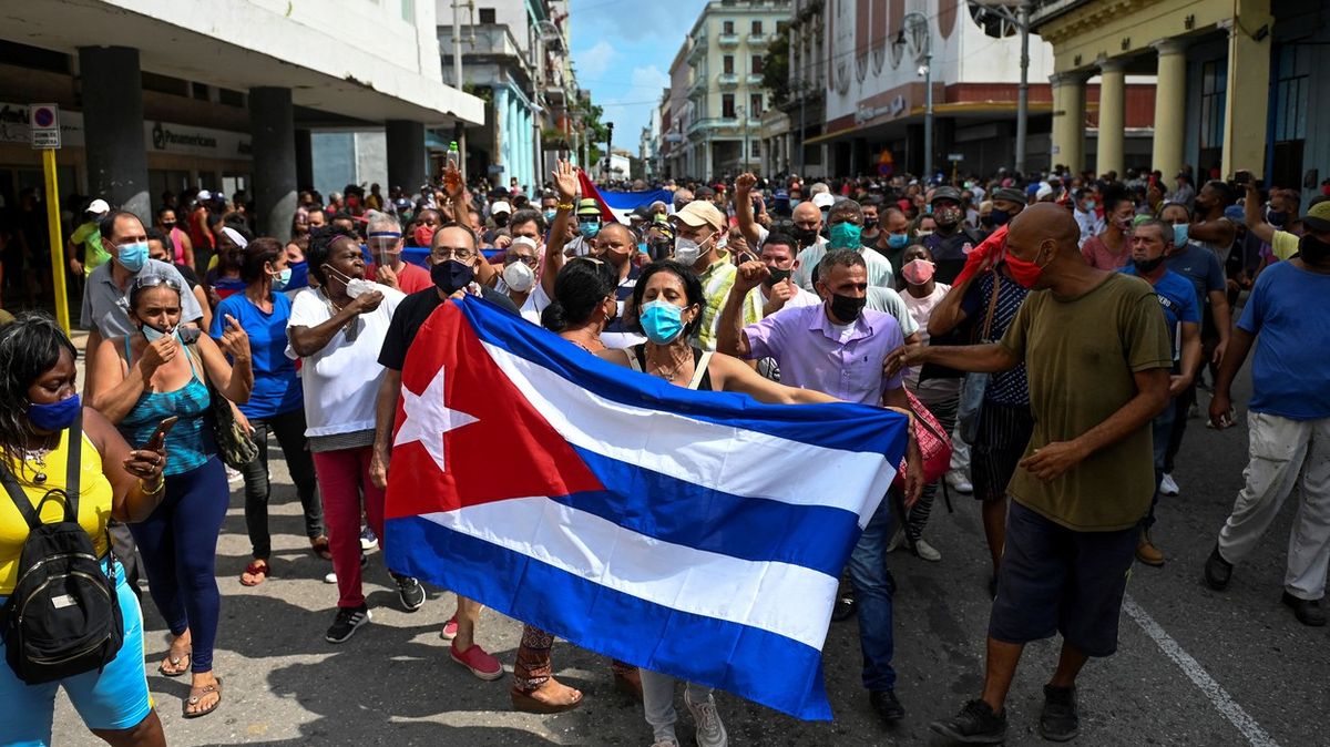 Měsíc po demonstracích povolila Kuba otěže, dopad na ekonomiku bude obrovský